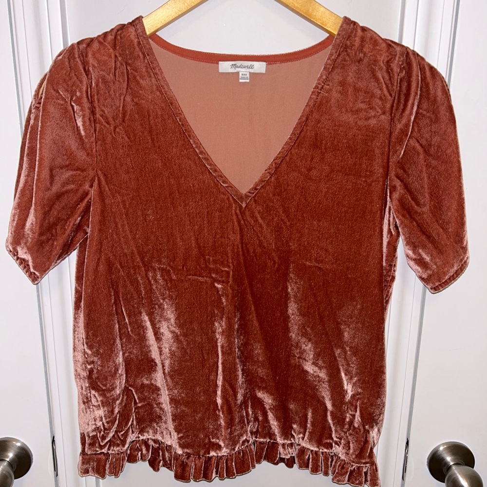 Madewell split sleeve, deep vneck, ruffle hem, crushed velour top- sz XXS‎